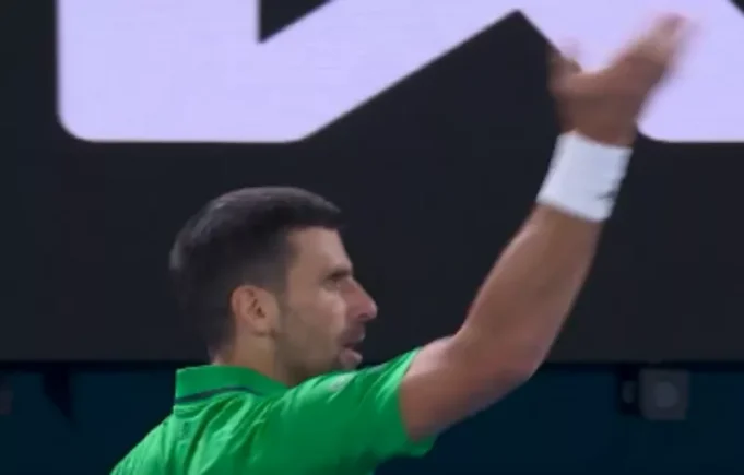 DJOKOVIC-CEKA-POCETAK-TURNIRA-Najveci-svih-vremena-iz-prvog-reda.webp ĐOKOVIĆ ČEKA POČETAK TURNIRA: Najveći svih vremena iz prvog reda gledao dominaciju Lejkersa! (FOTO)